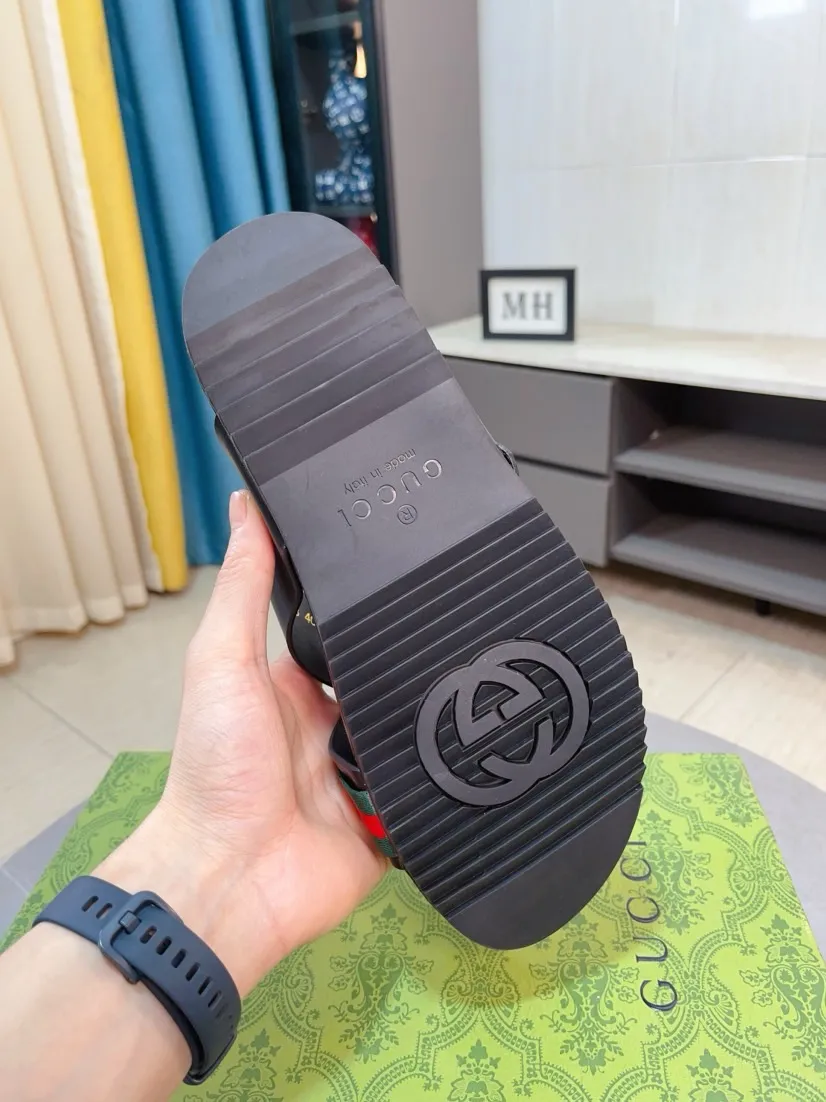 Men's Men's Shoes💰300🌸🌸【GUCCI New Style】This slipper is made of GG polyester fiber and is decorated with the Gucci label on the front, adding a bold logo feel to the style. "Gucci Made in Italy" stamped label Rubber sole Flat Made in Italy Men's sizes 39 to 45, (46. Customized